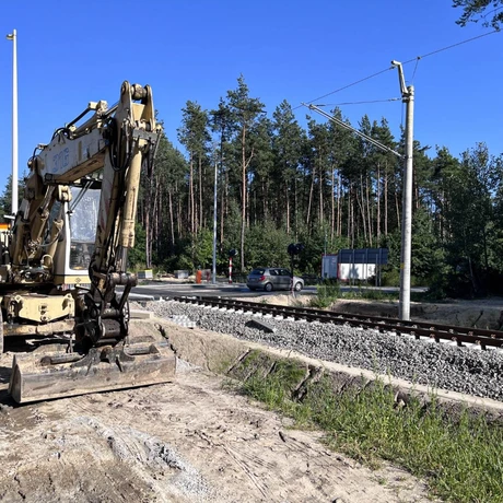 Budowa linii kolejowej z Rzeszowa na lotnisko w Jasionce [sierpień 2023] - fot 15